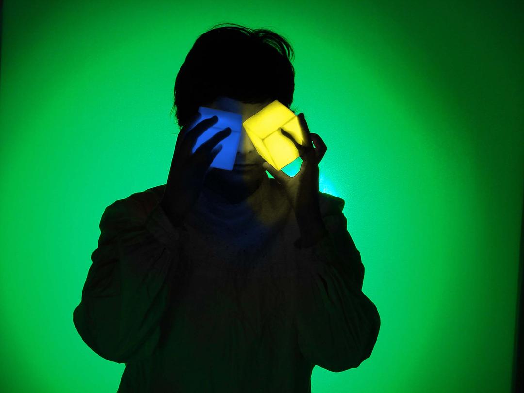 Affiche du spectacle Petit Bleu Petit Jaune de la compagnie Succursale 101 en tournée en Indonésie