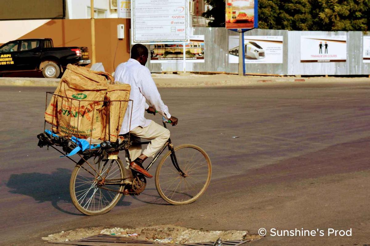 Senegal - Homme surchargé à bicyclette_0