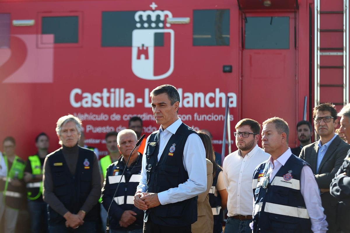 Sanchez sur le lieu de l'accident de train en espagne où la France est sans nouvelles de plusieurs ressortissants