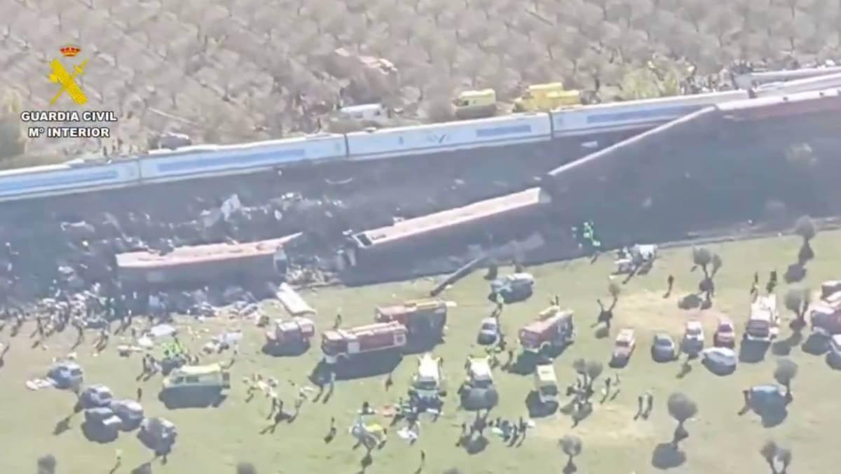Deux trains accidentés et des équipes de secours sur les lieux de la collision ferroviaire à Urda, près de Tolède, le 28 octobre 2026.