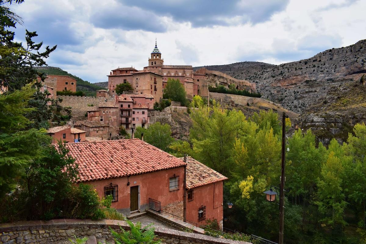 Vue d'Albarracín, en Aragon, avec ses maisons ocre et ses remparts médiévaux dominant la vallée.