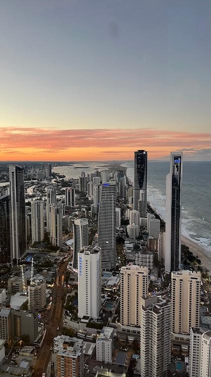 Des buildings vu du ciel avec le coucher de soleil