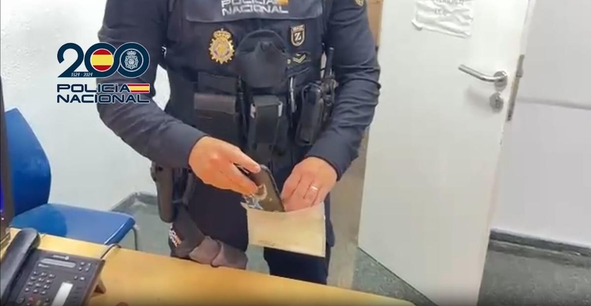 Un agent de la Guardia Civil, chargée de l'enquête sur le mouvement « Blocus » en Espagne après l'arrestation d'un suspect à Picanya, près de Valence, le 30 octobre 2026.