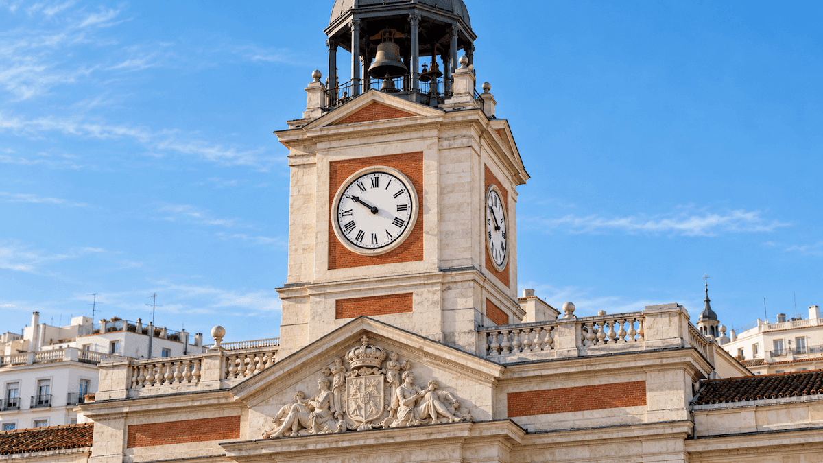 Illustration générée par IA de l’horloge de la Puerta del Sol à Madrid.