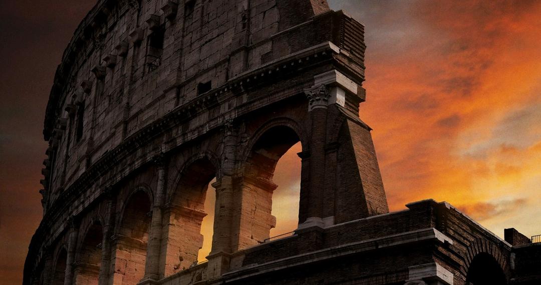 le colisée à Rome sous un ciel orangé