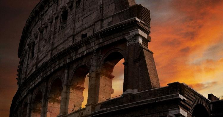 le colisée à Rome sous un ciel orangé