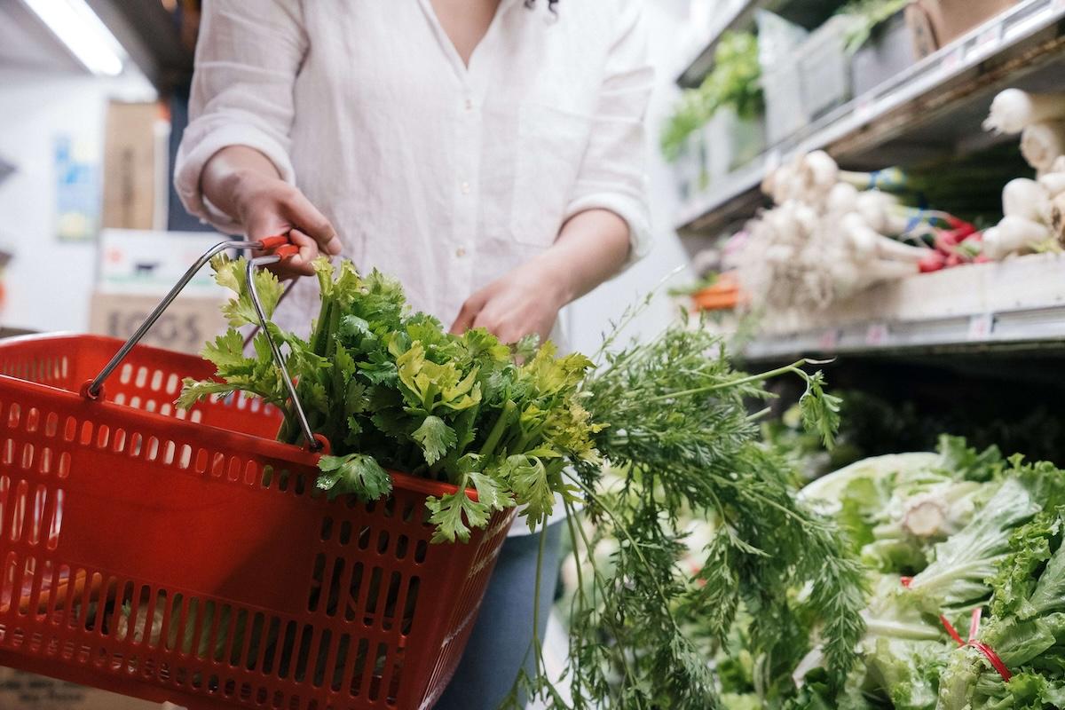 une personne en train de faire les courses en espagne avec son panier rouge