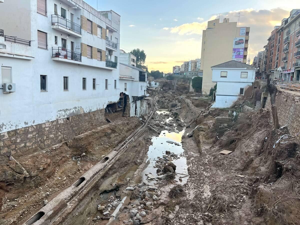 Berges ravagées, débris et bâtiments endommagés le long d'un cours d'eau dans la région de Valence, après la DANA d'octobre 2024.