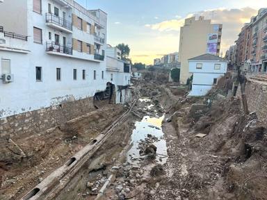 Berges ravagées, débris et bâtiments endommagés le long d'un cours d'eau dans la région de Valence, après la DANA d'octobre 2024.
