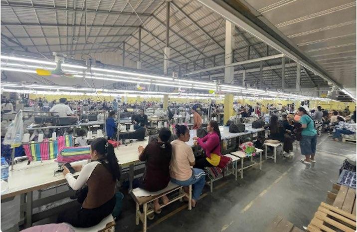 des employés de la société Sahakreas Create Bridge après l'annonce soudaine de la fermeture de l'entreprise, le 8 octobre. Photo fournie par un ancien employé de l'entreprise.