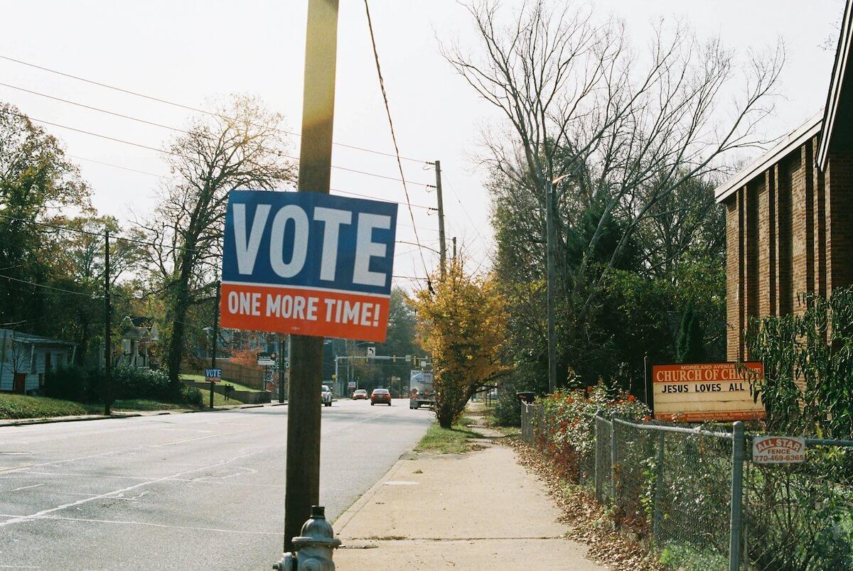 un panneau qui incite au vote pour les midterms aux Etats-Unis