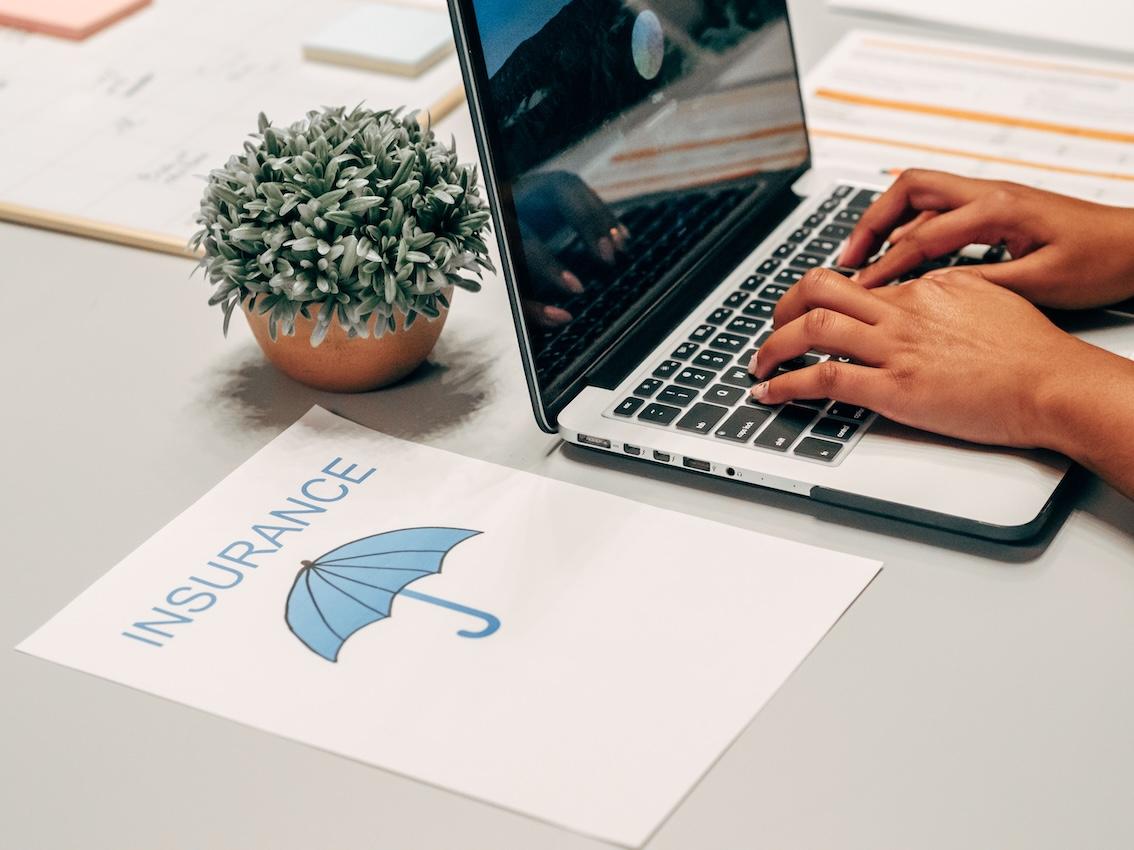 feuille avec marqué Insurance