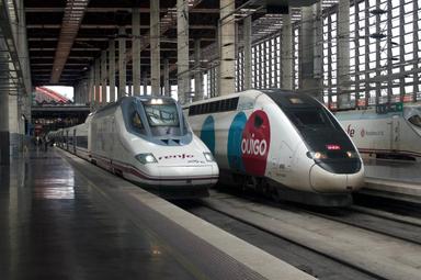 Deux trains à grande vitesse Renfe AVE et Ouigo côte à côte à la gare de Madrid-Atocha, en Espagne.