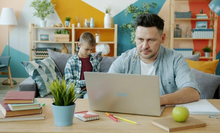 homme-travaille-ordinateur-maison