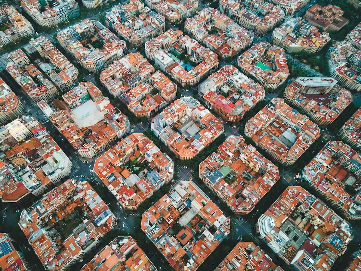 Vue aérienne des immeubles résidentiels du quartier de l'Eixample à Barcelone, en Espagne.