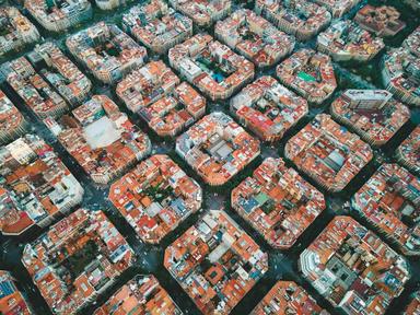 Vue aérienne des immeubles résidentiels du quartier de l'Eixample à Barcelone, en Espagne.