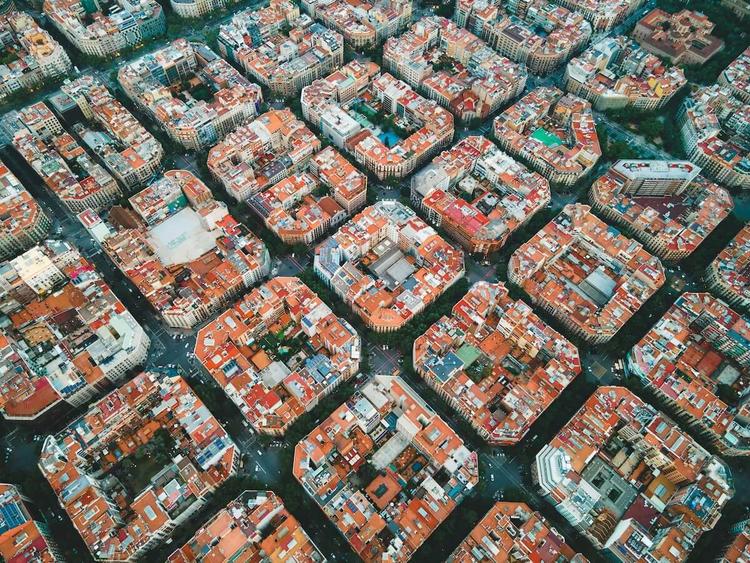Vue aérienne des immeubles résidentiels du quartier de l'Eixample à Barcelone, en Espagne.