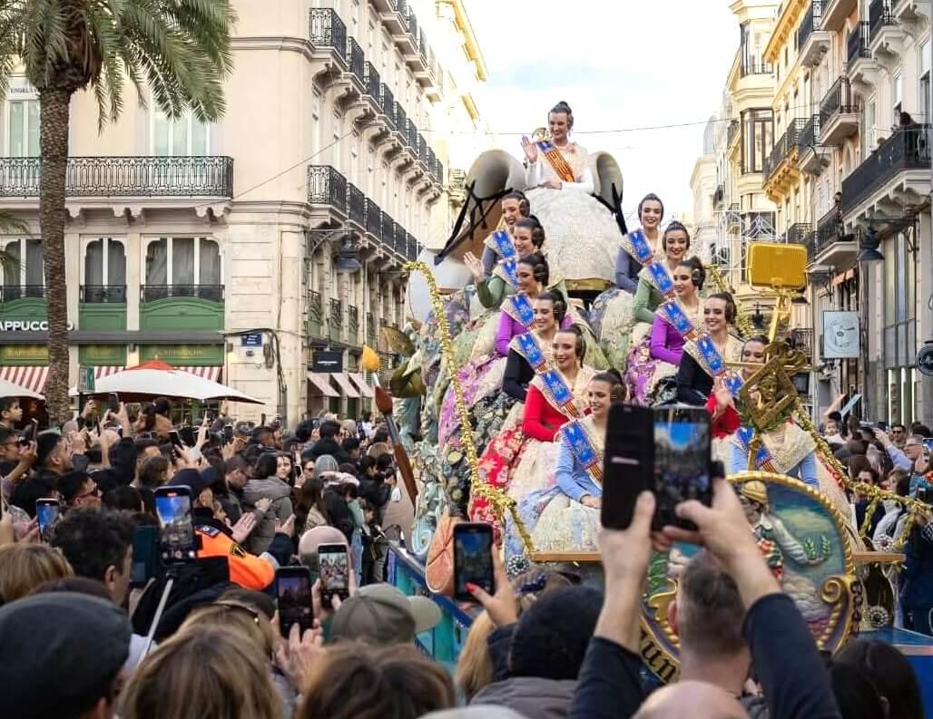 photographie spectaculaire des Fallas de Valence avec une foule autour des falleras de l'année