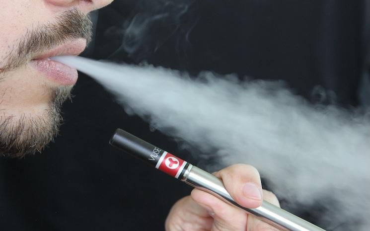lindsayfox-e-cigarette-1301670_1920