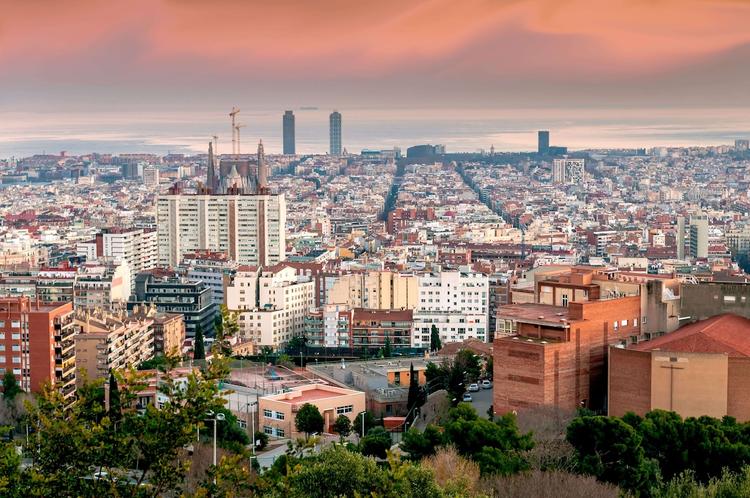 vue de Barcelone avec le mer et les batiments au coucher du soleil