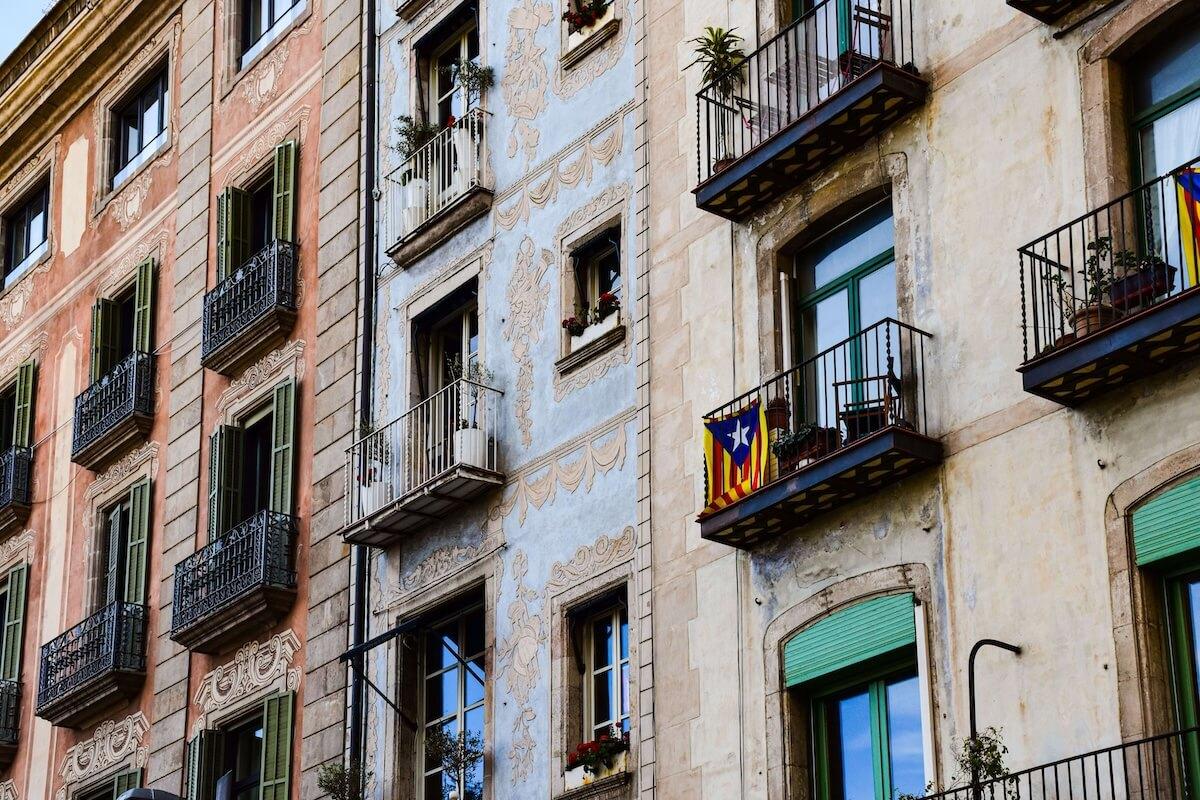 facades d'immeubles à barcelone avec fenetres et balcons et un drapeau catalan