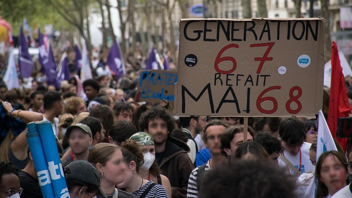 Manifestants lycéens et étudiants à Paris le 6 octobre 2026, brandissant une pancarte évoquant Mai 68 lors d'une mobilisation pour l'éducation.