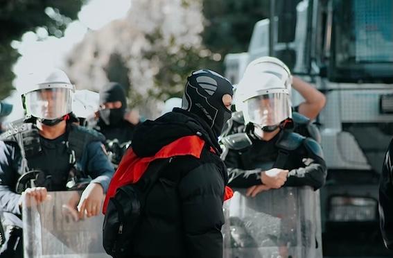 L’Albanie traverse une période de crise. Depuis le 13 octobre, plusieurs milliers de personnes se sont rassemblées dans la capitale à Tirana.