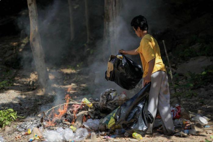 Un cambodgien mets feu à ses ordures