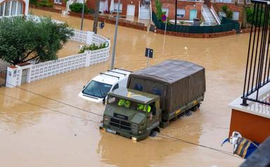 un camion dans l'eau boueuse de la commune d'Oliva en Espagne, zone sinistrée après les inondations