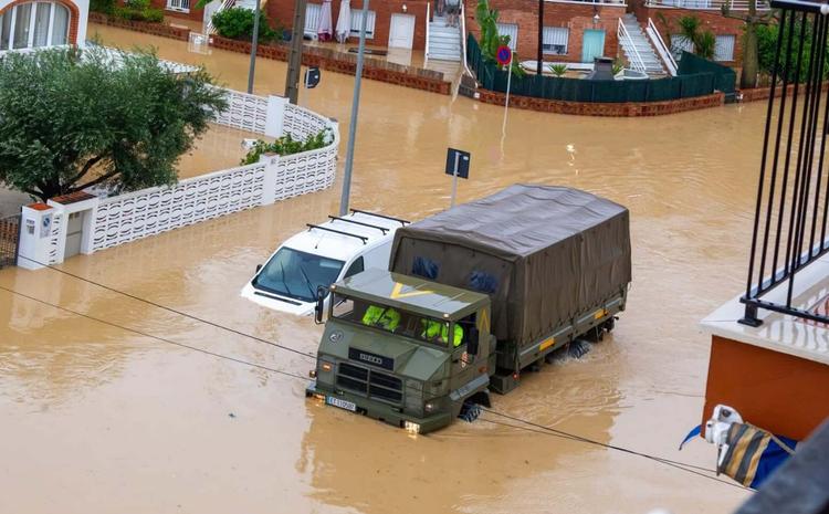 un camion dans l'eau boueuse de la commune d'Oliva en Espagne, zone sinistrée après les inondations