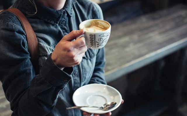 personne-jean-tasse-cafe