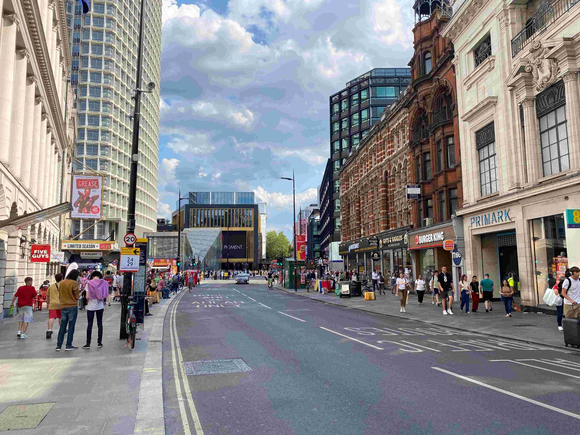 La piétonisation de la célèbre avenue commerçante de Londres est un sujet vieux comme le monde.