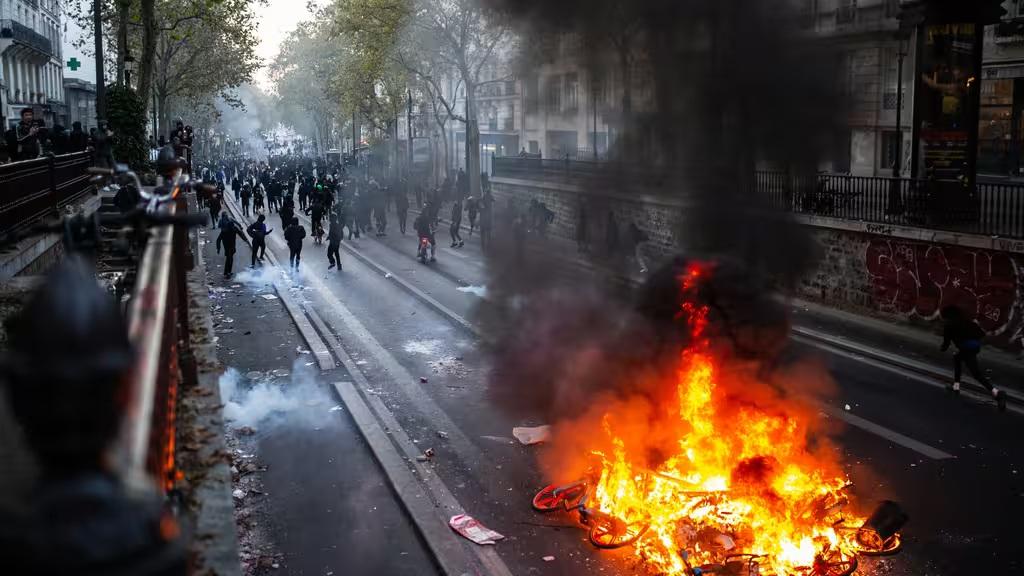 Plus de 1 000 personnes ont été interpellées en France durant le week-end des 17 et 18 octobre. PHOTO : AFP