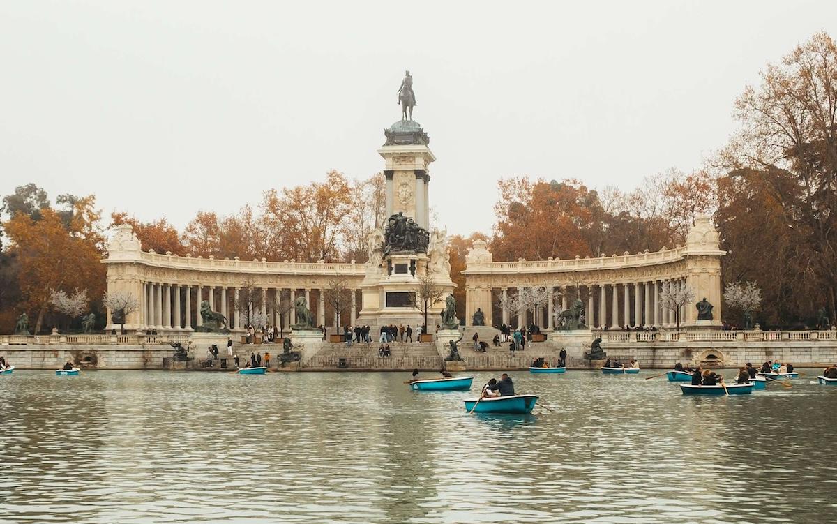 Le parc du Retiro à Madrid, avec son lac, ses barques et ses arbres aux couleurs d'automne, pour illustrer le pont de la Toussaint en Espagne.