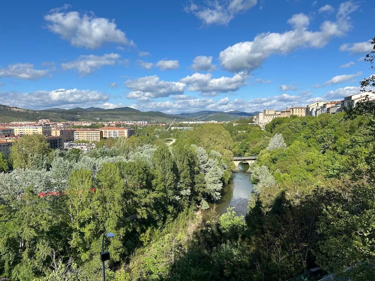 Vue de Pampelune en Navarre, avec ses espaces verts et ses remparts, dans la région en tête du classement de qualité de vie de l'INE.