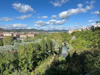 Vue de Pampelune en Navarre, avec ses espaces verts et ses remparts, dans la région en tête du classement de qualité de vie de l'INE.