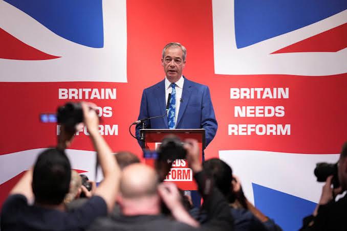 Après une nette montée en puissance entre 2024 et début 2026, le parti d'extrême droite de Nigel Farage voit sa dynamique ralentir dans les sondages d'opinion.