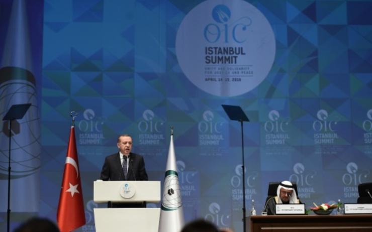 Président en exercice de l'OCI, le président turc Recep Tayyip Erdogan a accusé Donald Trump d'avoir une "mentalité sioniste" lors de son discours de clôture du sommet.