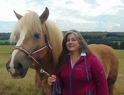 EQUI-LIBRE – Corinne Fauquet soigne les enfants et adolescents grâce à Némo, son cheval de thérapie (Publi-Info)