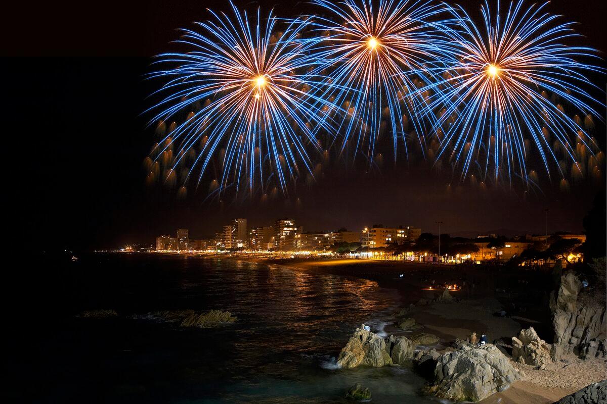 Focs-artificals-à-Castell-Platja-dAro-Ajuntament-de-Castell-Platja-dAro-1200x800.jpg