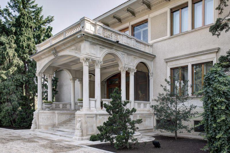 Intrarea-in-Palatul-Primaverii-din-Bucuresti-800x533