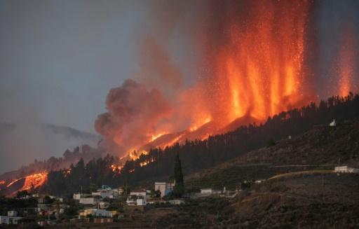 volcan en éruption aux canaries