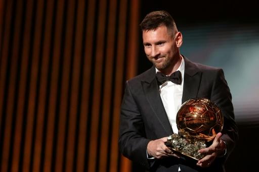 Lionel Messi reçoit encore le ballon d'or