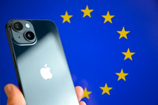 un téléphone apple devant un drapeau