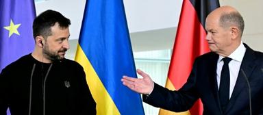 Zelensky devant des drapeaux