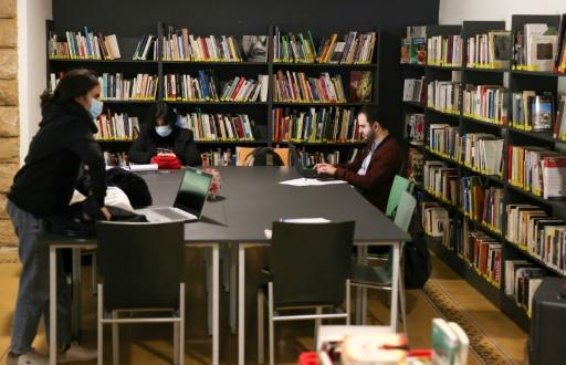 Des livres dans une bibliothèque au Liban