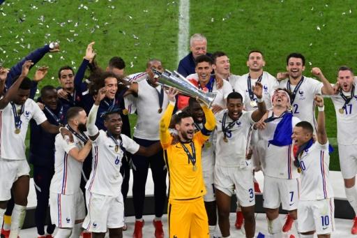 Les bleus célèbrent leur victoire de la Ligue des nations