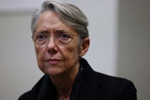 Portrait d'Elizabeth borne, inquiète de la situation de la France
