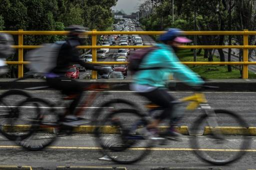 Des personnes font du vélo dans les rues de Bogota