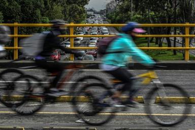 Des personnes font du vélo dans les rues de Bogota